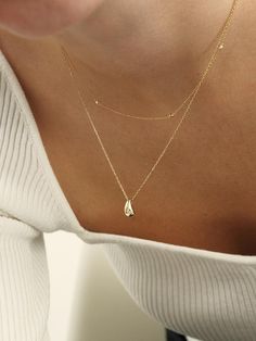 Based on gold and silver, LUNNE develops practical and understated jewelry that can be worn anytime, anywhere.- Voluminous droplet shape pendant- Minimal size with lab diamond setting- Natural curve and volume- Luxurious and classic mood design*Price may vary by the options Minimalist Style Jewelry, Simple Elegant Jewelry Silver, Simple Elegant Jewelry Minimal Classic, Gold Minimal Necklace, Silver Everyday Necklace, Gold Necklace With Initials, Gold Waterproof Jewelry, Gold Jewelry Minimal, Elegant Necklaces Gold