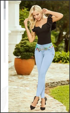 Hot Jeans, Fashion Attire, High Waisted Jeans, Work Outfits Women, Swag Outfits, Girls Jeans, Jeans Shorts, Cool Outfits, Girl Fashion