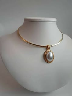 Flower Pearl Necklace, Necklace Game, Couples Necklace, Modern Gold Jewelry, Pearl Jewelry Design, Gold Jewelry Simple Necklace, Pearl Necklace Designs, Jewelry Set Design, Gold Jewelry Stores