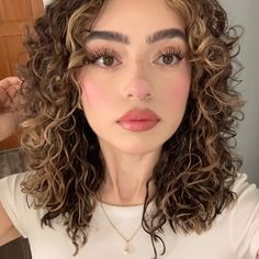 Glam, soft pink makeup, natural makeup look, curly hair, summer makeup, latte makeup, vanilla girl Curly Makeup Looks, Short Super Curly Hair, Short Round Curly Haircut, Medium Short Curly Hair, Curly Girl Aesthetic, Soft Summer Hair Color Ideas, Curly Hair With Highlights, Curly Hair Makeup, Girls Curly Hair