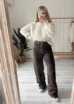 Leopard Print Trousers Outfit Winter, Outfits With Leopard Pants, Leopard Pants Outfit Winter, Leopard Print Trousers Outfit Casual, Trendy Leopard Print Pants For Fall, Style Leopard Pants, Leopard Print Trousers Outfit, Animal Print Pants Outfit