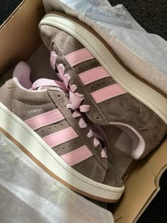 adidas campus Adidas Shoes Outfit, Looks Hippie, Dr Shoes, Funky Shoes, Pink And Brown