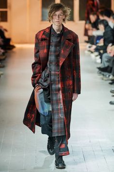 Yohji Yamamoto Fall 2020 Menswear Collection - Vogue Menswear Design, Yoji Yamamoto, Graphic Clothes, Japanese Mens Fashion, Paris Fashion Week Men, Dandy Style, Designer Sportswear, Moda Paris, Lifestyle Trends