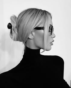 Alena Shishkova, Classy Feminine, Vogue Beauty, 3d Stickers, Model Aesthetic, After Life, Black And White Aesthetic, Feminine Aesthetic, Black Turtleneck