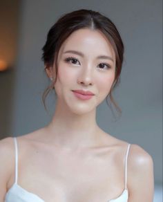 Natural Makeup Elegant, Light Feminine Makeup Asian, Fresh Make Up Look For Morena, Grad Makeup Asian, Thai Wedding Makeup Looks, Asian Wedding Makeup Round Face, Korean Bridesmaid Hairstyle, Wedding Make Up Natural Asian, Simple Asian Wedding Makeup