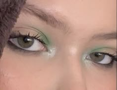 Cute Simple Green Makeup Looks, Eye Makeup Ideas Green, Colored Eyeshadow Looks Simple, Simple Eye Makeup Blue Eyes, Simple Eye Makeup Green, Subtle Prom Makeup For Green Eyes, Simple Eyeshadow For Green Eyes, Green Simple Eyeshadow Looks, Cottagecore Eye Makeup