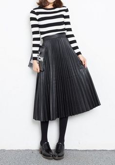 Pleated Leather Skirt, Black Pleated Midi Skirt, Accordion Skirt, Rok Outfit, Rocker Tee, Pleated Skirt Outfit, Midi Skirt Black, Black Pleated Skirt, Black Oxfords