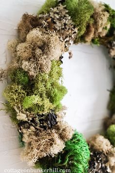 A wreath made with mixed moss. Diy Moss Wreath, Moss Wreath Diy, Sheet Moss, Diy Moss, Moss Wreath, Moss Decor, Bunker Hill, Moss Art, Seasonal Wreaths