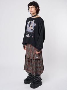 Meow or forever hold your peace. Oversized sweatshirt in black "Meow or never" cats graphic front print Raglan long sleeves Side slits Crew neck Ribbed trims 100% cotton Saffron wears size S and is 170 cm | 5'7" tallAdriano wears size M and is 172 cm | 5'7" tall Non Binary Outfit Ideas, Whimsigoth Party, Prints Y2k, Non Binary Outfits, Grungy Outfit, Hold Your Peace, Gothic Outfits, Tomboy Fashion, Really Cute Outfits