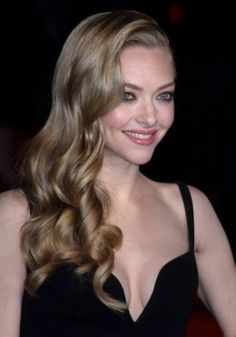 Amanda Seyfried, right,looks classic with her wheat blonde hair -- one of the best hair colors for cool skin tones.It is a great intermediate choice for women who want to change from brown to blonde, but it isn't a shockingly light color. Blonde Hair For Cool Skin Tones, Tmavý Blond, Natural Dark Blonde Hair, Amanda Seyfried Hair, Blonde Hair Pale Skin, Natural Dark Blonde, Hair Pale Skin, Golden Blonde Hair