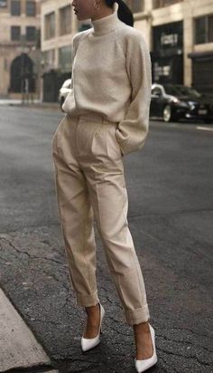 Minimal Stil, Minimalist Moda, Highlights Lowlights, Beige Outfit, Scandinavian Fashion, Beige Pants, Graduation Dresses, Sewing Lessons, Mode Inspo