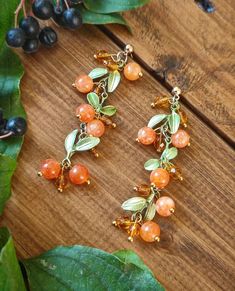 Autumn berry earrings handmade in Italy. Those earrings are made with orange bead that looks like juicy berries. Perfect for autumn lovers, those earrings can be used also in summer, giving off a fresh look. Fall Earring Ideas, Autumn Jewelry Diy, Shrinking Plastic Earrings, Masc Cottagecore, Berry Earrings, Ethereal Jewelry, Easy Crafts To Sell, Autumn Earrings, Autumn Jewelry