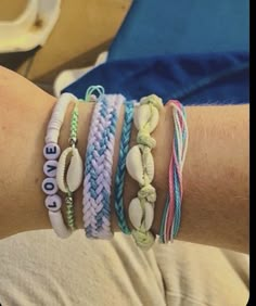 Summer Bracelet Stack Ideas, Friendship Bracelets On Wrist, Obx Bracelets Ideas, Summer Bracelets Aesthetic, Summer Wrist, Preppy Bracelets