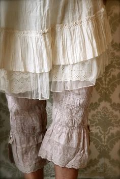 Magnolia Pearl Style, Funky Pants, Lace Inspiration, Romantic Outfit, Food Help, Shabby Vintage, Romantic Style, Bohemian Clothes