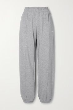 Gray Sports Pants, Fame Clothes, Nike Track Pants, Grey Sweats, Sweatpants Outfit, Jogging Pants, Chunky Sneakers