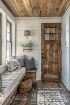 40 Rustic Small Entryway Ideas to Create Warmth Dreamy Farmhouse, Small Entryways, Farmhouse Remodel, Small Entryway, Barn Style House, Farmhouse Cottage, Dream House Plans, Farmhouse Living, House Inspo