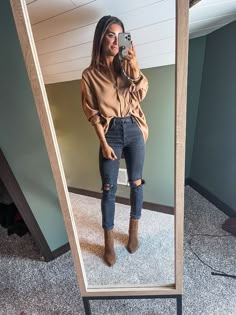 Chic Mom Style Fall, Daily Jeans Outfit, Jean Casual Outfit Winter, Comfy Cute Rainy Day Outfits, Womans Casual Outfit, Outfits With Dark Brown Boots, Mom Looks Casual Winter, Easy Travel Work Outfits, Mom Outfits Winter Over 30