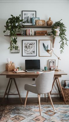 Brighten up your home office with light colors, natural light, and airy decor. Create a cheerful and inviting workspace that boosts your mood and productivity throughout the day. #homeofficeinspiration #homeinteriordesign #homeofficeideas #homeofficedecor #homedecor #chichomedecor #decoration #inspirationalofficedecor #homeofficelayout #cuteofficedecorforwork #homestaging #officeinteriors #nook #homeofficeinspiration Bohemian Home Office, Cozy Desk, Casa Vintage, Style Deco, Office Inspiration, Home Office Design