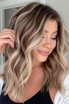 40+ Gorgeous Blonde Highlights Ideas To Try This Year - Flo's Blog Darker Blonde Hair Color, Super Blonde Highlights, Darker Blonde Hair, Hairstyles With Blonde Highlights, Highlight Techniques, Blonde Highlights Ideas, Hairstyles And Colors, Celebrities Hairstyles, Subtle Blonde Highlights