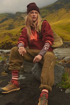 Styled Layers, Outdoorsy Style, Mountain Outfit, Hiking Outfit Women, Estilo Hippie, Hiking Fashion