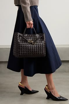 Bottega Veneta's leather 'Andiamo' tote has a retro shape that's perfectly sized to hold a few everyday essentials, like your phone, wallet and a book for the morning commute. It's been made in Italy using the label's signature intrecciato technique and embellished with a gold-tone knot. Luxury Evening Bag, Bottage Veneta Bag Outfit, Expensive Girl, Veneta Bottega