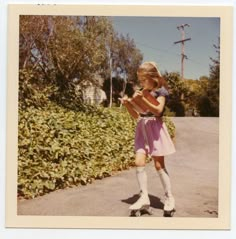 Inez was about to multitask herself right into those bushes. The Wombats, Arte Peculiar, Fotografi Vintage, 70s Aesthetic, Vintage Polaroid, Photos Vintage, Moda Vintage, Vintage Magazine, Roller Skating