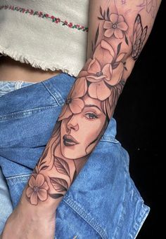 Tattoo feminina bem delicada e exclusiva Lion Flower Tattoo, Lion Flower, Mommy Tattoos, E Tattoo, Iphone Wallpaper App, Wallpaper App