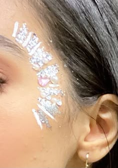 Face Glitter And Gems, Festival Glitter Looks, Glitter On Face Ideas, Face Glitter, Glitter Face Makeup, Glitter Face Paint, Music Festival Makeup, Festival Face Paint, Festival Makeup Glitter