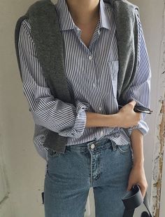 Boyfriend Shirt Outfits, Blue Striped Shirt Outfit, Stripes Top, Effortlessly Chic Outfits, Mode Casual, Tie Shop, Stripe Shirt, Outfits With Hats, Gray Sweater