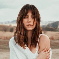 Camilla Morrone Hair Bangs, Jenna Coleman Curtain Bangs, Curtain Bangs Anne Hathaway, Adria Arjona Icon, Armpit Length Hair, Anadearmas Blonde Hair, Hair Inspiration Short, Dark Blonde Hair