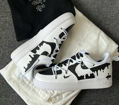 custom hand painted air force 1. Older kids size uk1 --uk5.5  ￡158 Adults size uk2.5-uk12  ￡198 - brand new in box; - Each pair is personally handmade, and painting with premium leather paint and topped with a finisher for extra protection; - Please ensure that you double check your size before ordering.  - For customized designs, feel free to leave us a message, We are willing to have your ideas done; Simple Custom Air Force 1, Af1 Custom Ideas, Air Force 1 Design Ideas, Shoe Customization Ideas, Custom Shoes Ideas, Painting Shoes Idea, Hand Painted Air Force 1, Painted Nike Air Force, Air Force Custom