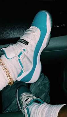 Adidas Shoes Outfit, Nike Shoes Women Fashion, Pretty Sneakers, Trendy Shoes Sneakers, Preppy Shoes, Jordan Shoes Girls, Pretty Shoes Sneakers, Kicks Shoes, Jordan Shoes Retro