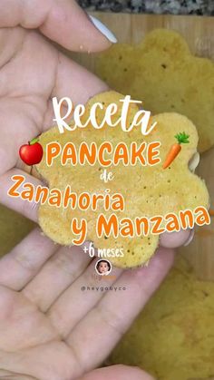 a person holding food in their hands with the words receta pancake de zanada y manzanna