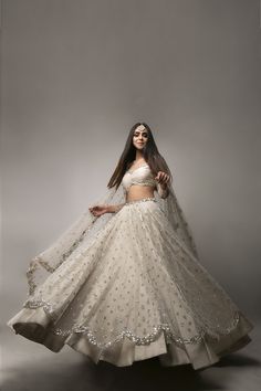 Summer Rain Lehenga Set Lehenga Prevasu White Ivory Lehenga, Double Layer Skirt Indian, Gold And Silver Lehenga, Manish Malothra Lehenga, Lehenga For Indian Wedding, Ivory Colour Lehenga, Two Layer Lehenga, Ivory Lehnga Designs, Neutral Lengha