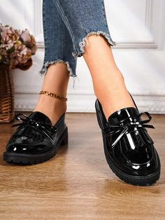 .  #womenshoes #leathershoes #loafers Modern Dans, Loafers Summer, Women Loafers, Preppy Shoes, Woman Walking, Flat Loafers, Estilo Preppy, Walking Shoes Women, Jane Shoes