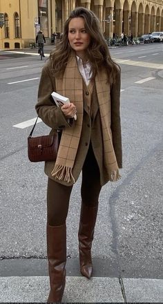 Mode Style Anglais, Countryside Outfit, Countryside Fashion, Dark Academia Outfits, Dark Academia Outfit, Academia Outfits, Country Fashion, Classic Brown