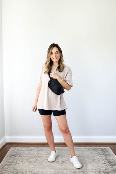 Outfit Con Biker Short, White Sneakers Outfit Summer, Comfortable Summer Outfits, Wfh Outfits, Athleisure Outfits Summer, Sneakers Outfit Summer, White Sneakers Outfit, Simple Summer Outfits