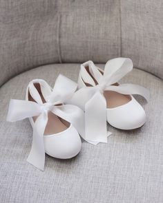 Flower Girls Shoes, Simple Chic Style, Communion Shoes, White Shoes For Girls, Flower Girl Shoes, Kids Flats, Princess Shoes, Glitter Shoes, Satin Flowers