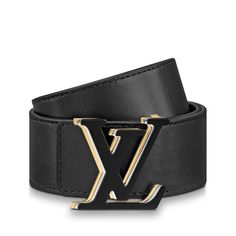 Add a chic finishing touch with this lv optic 40mm reversible belt. Crafted from smooth calf leather, the design is finished in two timelessly elegant dark hues. The focal point is the tone-on-tone effect lv initiales buckle, featuring silver and gold outlines for a contemporary twist. Lewis Vuitton, Gucci Super Mini, Mens Belt, Men Belts, Swag Men, Louis Vuitton Belt, Reversible Belt, Louis Vuitton Official, Louis Vuitton Men