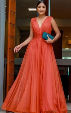 Vestido para madrinha de casamento – dicas para escolher e 40 inspirações! Terracota Dress, New Look Clothes, Long Green Dress, Evening Gowns With Sleeves, Velvet Dress Designs, Simple Gowns, Womens Trendy Dresses, Classy Dress Outfits, African Clothing Styles