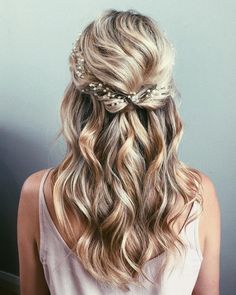 easy wedding hairstyles for medium thin hair Bride Hair Vine, Long Hair Vine, Half Up Wedding, Half Up Wedding Hair, Wedding Hairstyles Bridesmaid, Flowers In Her Hair, Haircut Styles, Wedding Hair Inspiration, Wedding Hair Down