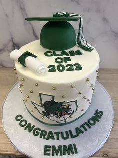 a cake that has been decorated to look like graduation caps