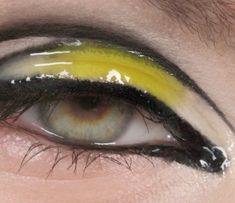 Green Eyeshadow Look Black And Yellow Makeup, Sunlight Makeup, Photography Girly, Green Eyeshadow Look, Yellow Makeup, Learn Makeup, Green Eyeshadow, Make Up Inspo