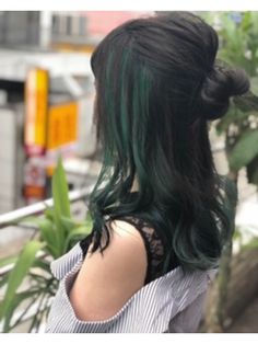 インナーカラーリーフグリーン10代20代30代イヤリングカラー：L038560425｜ホットペッパービューティー Brown Hair With Green, Dark Green Highlights, Brown Hair, Green, Black