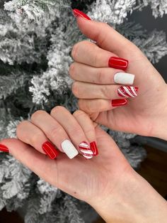 Christmas Nails 2022 Candy Cane, Candy Cane Nails Simple, Simple Christmas Nails Candy Cane, Easy Christmas Acrylic Nails, Red Xmas Nails Simple, Candy Cane Nail Ideas, Simple Candy Cane Nails, Fun Christmas Nails Simple, Easy Xmas Nails Simple