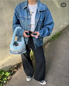 Oversized Jean Jacket Outfit, Blue Jean Jacket Outfits, Denim Jacket Outfit Women, Spring Jacket Outfit, Fall Jackets Outfit, Winter Jacket Outfits, Converse Fits, Jacket Outfit Women