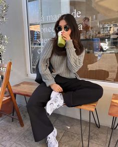 #matchalatte#newbalance530outfit#coffeerunoutfits#outfitidea#coffeeshop#newbalanceshoesoutfit Hongkong Outfit, Eurotrip Outfits, Winter Sneakers Outfit, Japan Outfits, Ny Outfits, Casual Day Outfits