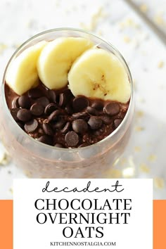 Start your day with our Chocolate Overnight Oats, an irresistible breakfast treat filled with bananas and chocolate chips! Healthy, raw, and super simple to prepare, it makes your mornings a breeze. Imagine getting your wholesome breakfast ready the night before, then wake up to a scrumptious oatmeal that tastes like brownie batter. It's convenience and deliciousness in a jar, all topped with banana slices and chocolate chips for an extra burst of flavor. Creative Breakfast Recipes, Easy Lunch Box Recipes, Breakfast Dessert Recipes, Wholesome Breakfast, Night Oats, Easy Granola Recipe, Banana And Chocolate