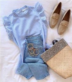 Look Casual Verano, Looks Total Jeans, Gingham Top, Chic And Elegant, Gingham Print, Classic Outfits, Look Casual, Ruffle Top, Ready To Go