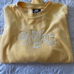 Retro Nike Women's Size Small Long Sleeve Cropped Terry Top. Tag Still On, Never Worn. Vintage Pullover Nike, Nike Crew Neck Vintage, Nike Womans Outfits, Nike Tops With Letter Print For Fall, Nike Shirts Women, Vintage Nike Sweatshirts, Nike Sweatshirts Vintage, Nike Women Outfits, Nike Stuff